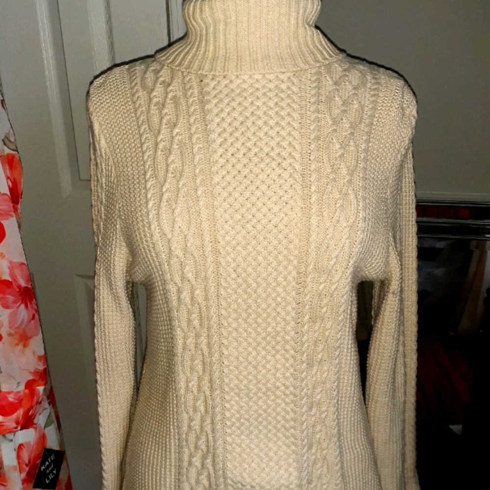 JEANNE  PIERRE ladies turtle neck sweater